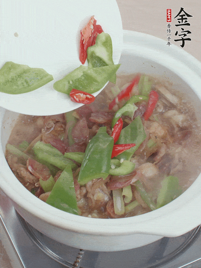下綠菜椒，翻炒1分鐘。