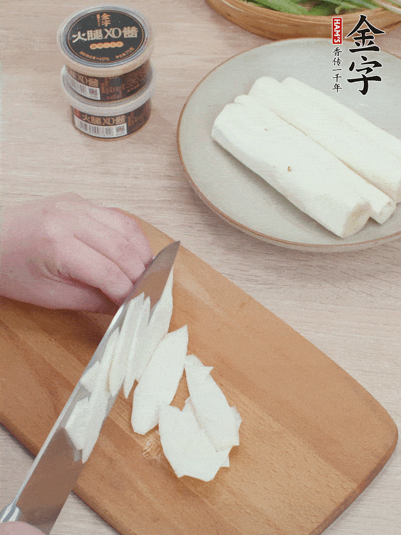 鐵棍山藥去皮，斜刀切片。