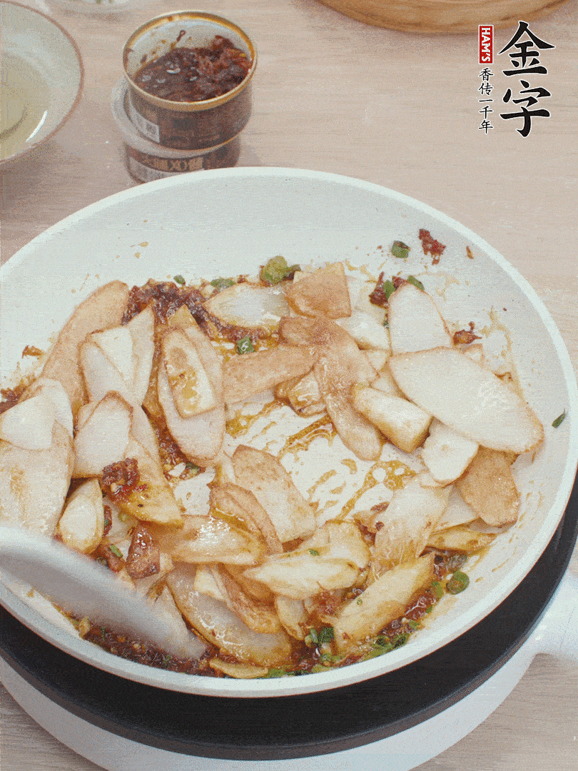 下山藥炒勻，撒蔥花。