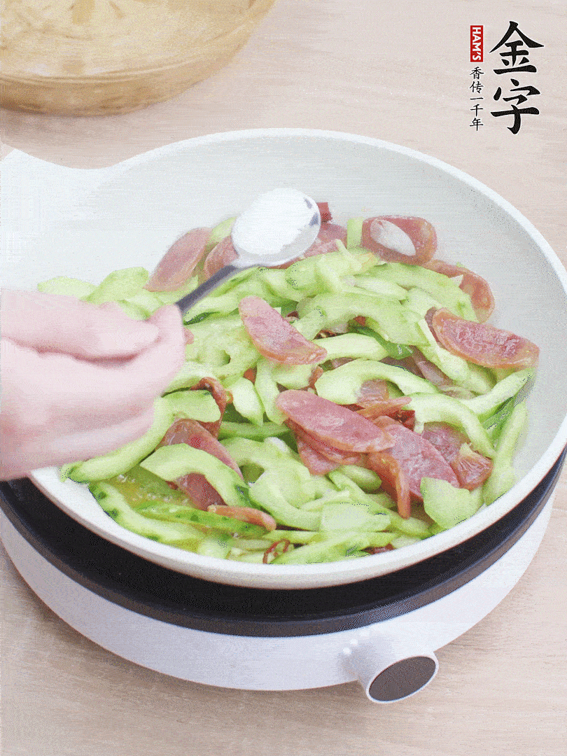 淋點開水，半勺白糖、1勺生抽調味。