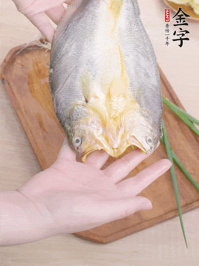 黃魚背部開刀，洗凈切花刀。適量鹽涂抹魚身兩面。