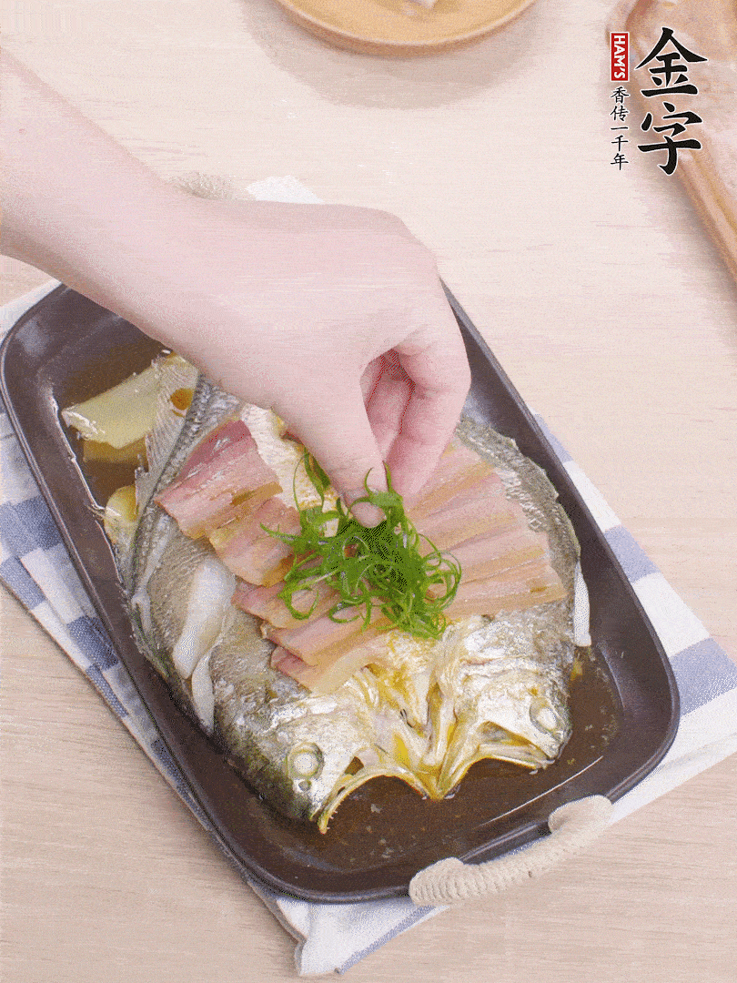 取出姜蔥，淋2勺蒸魚豉油，擺蔥絲。