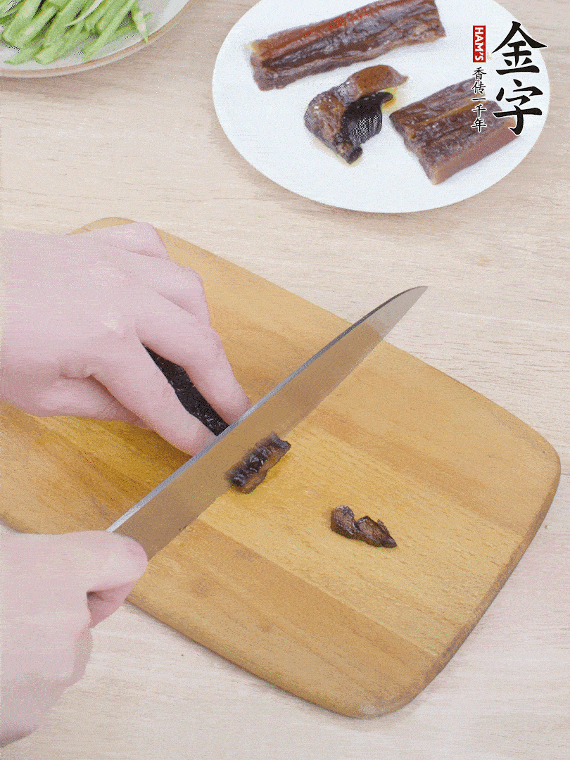 提前煮好的金字醬油肉切片。