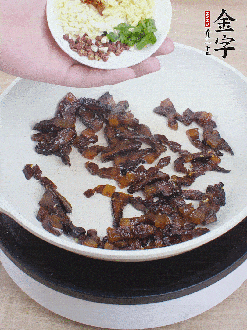 下蔥姜蒜、干辣椒、花椒粒炒香。
