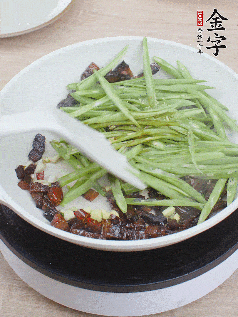 下豆角，生抽、雞精調味，炒到斷生。