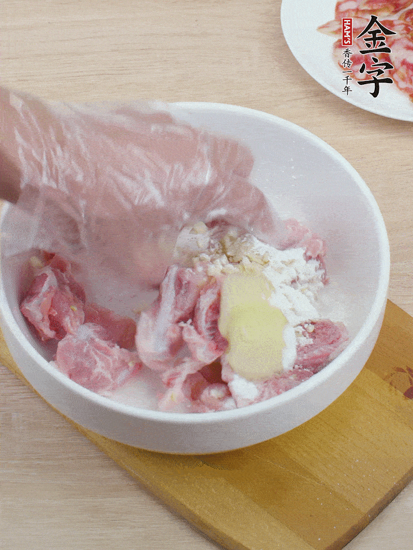 洗凈的小排，加鹽、姜、蒜末、淀粉、胡椒粉抓勻，腌制15分鐘。