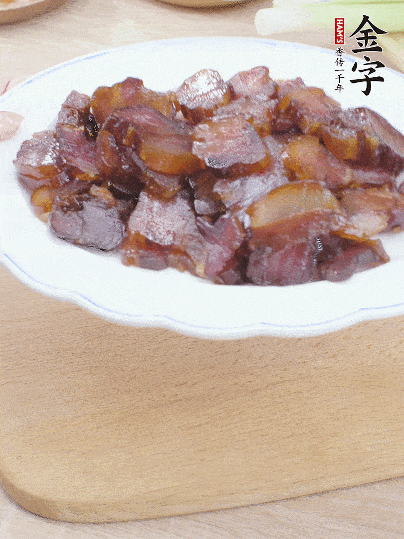 金字醬油肉水煮15分鐘，切薄片。