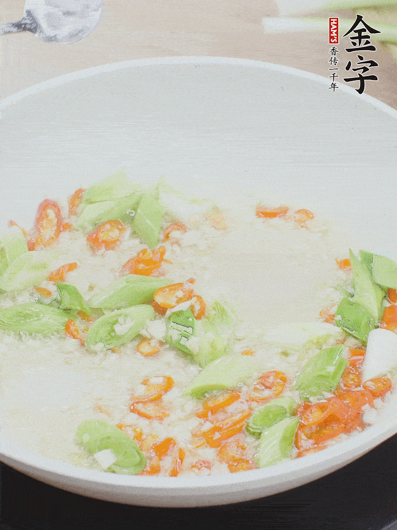 油5成熱時(shí)，下蒜末、辣椒、蒜白煸炒。