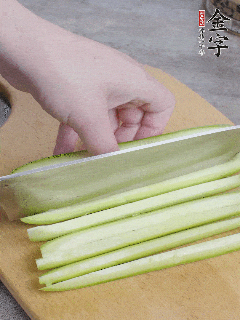 西葫蘆對(duì)半切，去瓤切條。