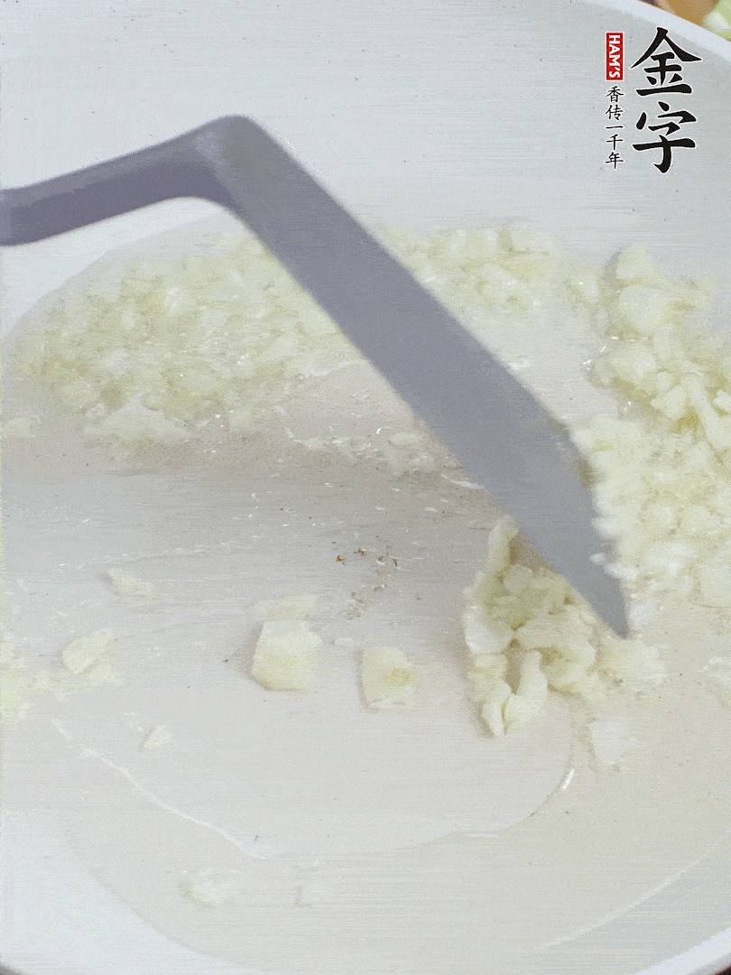 冷鍋熱油，下大蒜煎至兩面微黃。