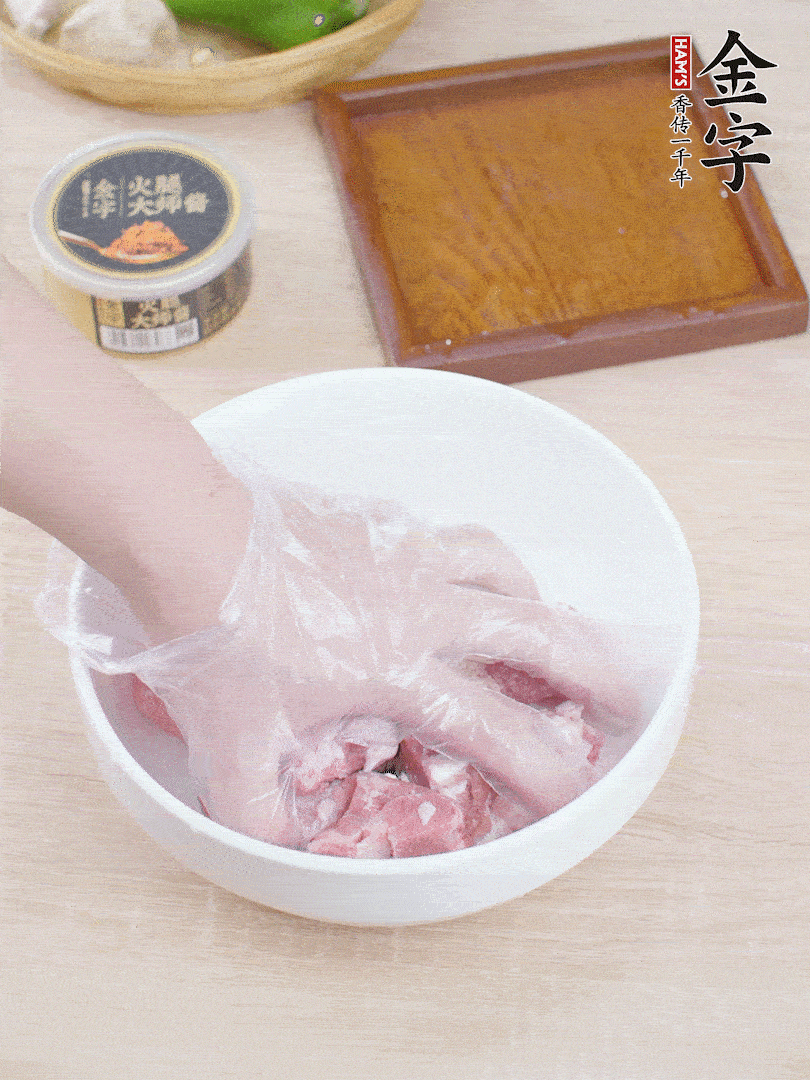 豬小排，加1勺料酒、1勺蠔油、1/3勺白胡椒粉、淀粉，抓拌均勻腌漬30分鐘。青椒去蒂去籽切塊。洋蔥去皮切塊。
