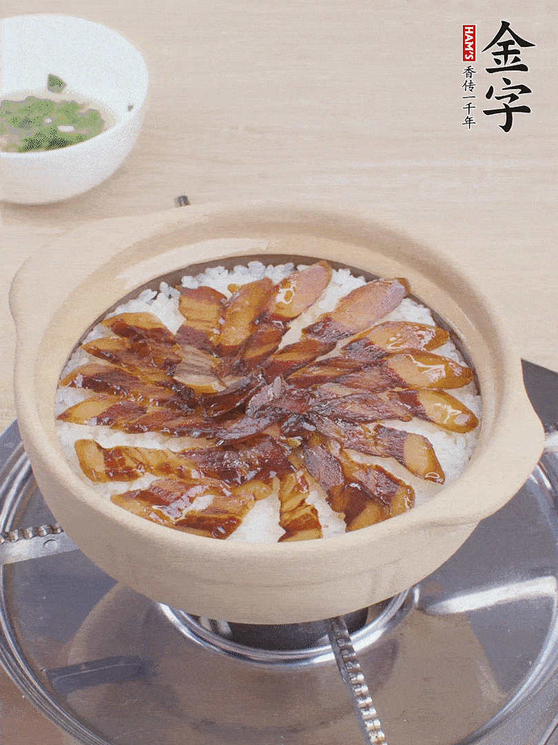 快收水時(shí)，鋪醬油肉，鍋邊淋點(diǎn)油，轉(zhuǎn)動(dòng)砂鍋，燜煮2分鐘。