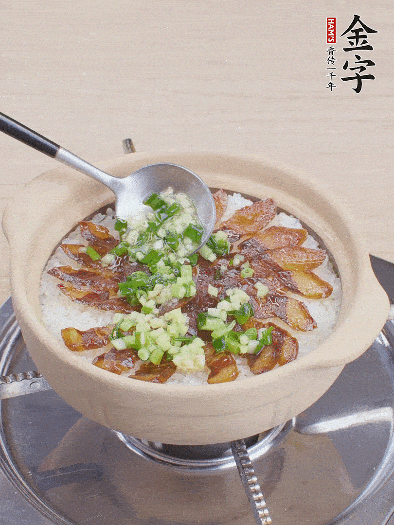 倒蔥姜醬再燜1分鐘。（也可以淋點(diǎn)生抽）