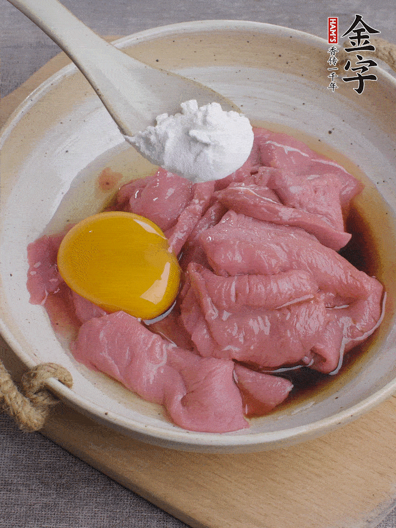 牛肉切片，雞蛋1個(gè)、水2勺、料酒1/2勺、生抽1/2勺、生粉1勺腌15分鐘。