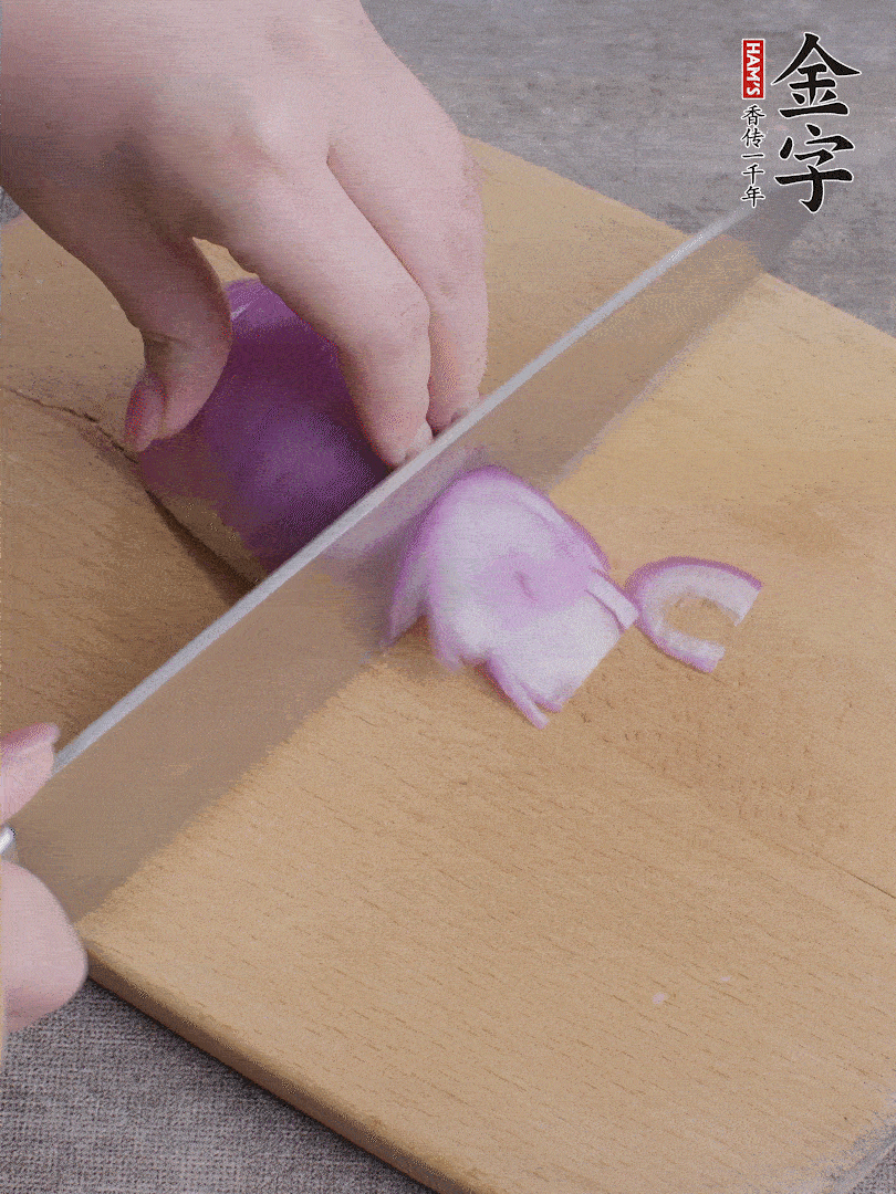 洋蔥切絲、蔥切段。