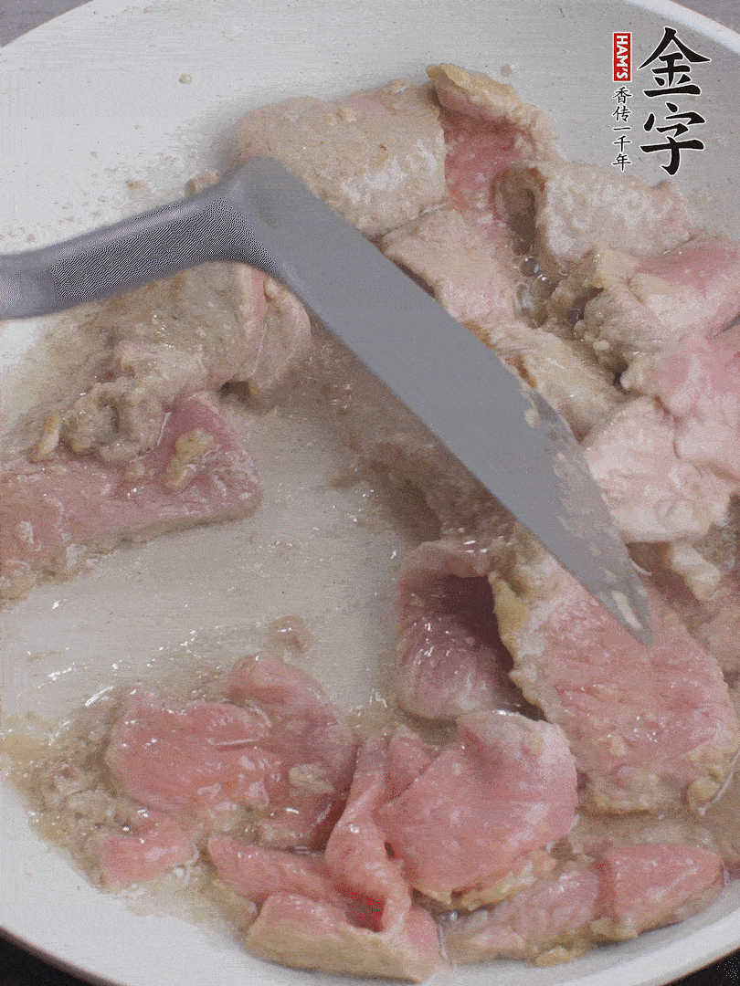 鍋中少油，下牛肉炒至變色。（盛出來(lái)）