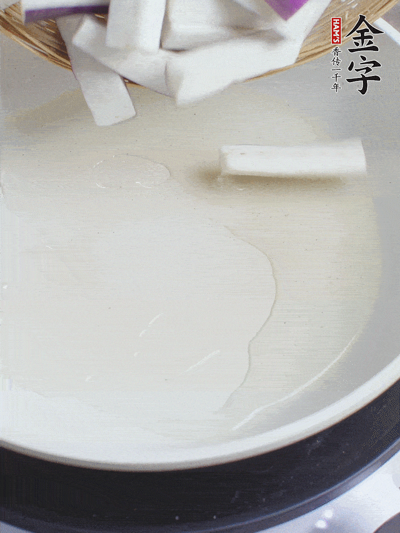 杭茄洗凈去蒂，縱向剖成4份，切成長(zhǎng)10cm左右的段。白洋蔥切絲?？谀⑾磧羧サ舯?。紅椒切菱形片。