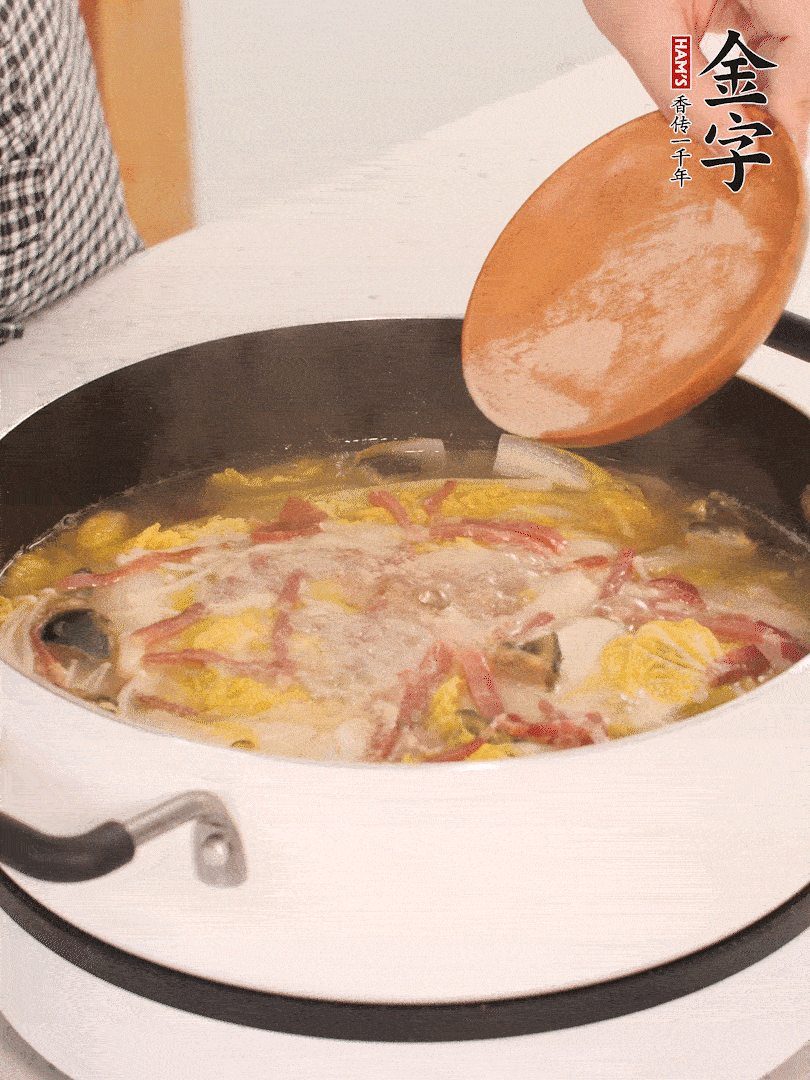 加適量的白胡椒調(diào)味。