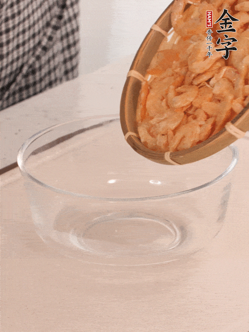 海米提前用溫水浸泡一會(huì)。