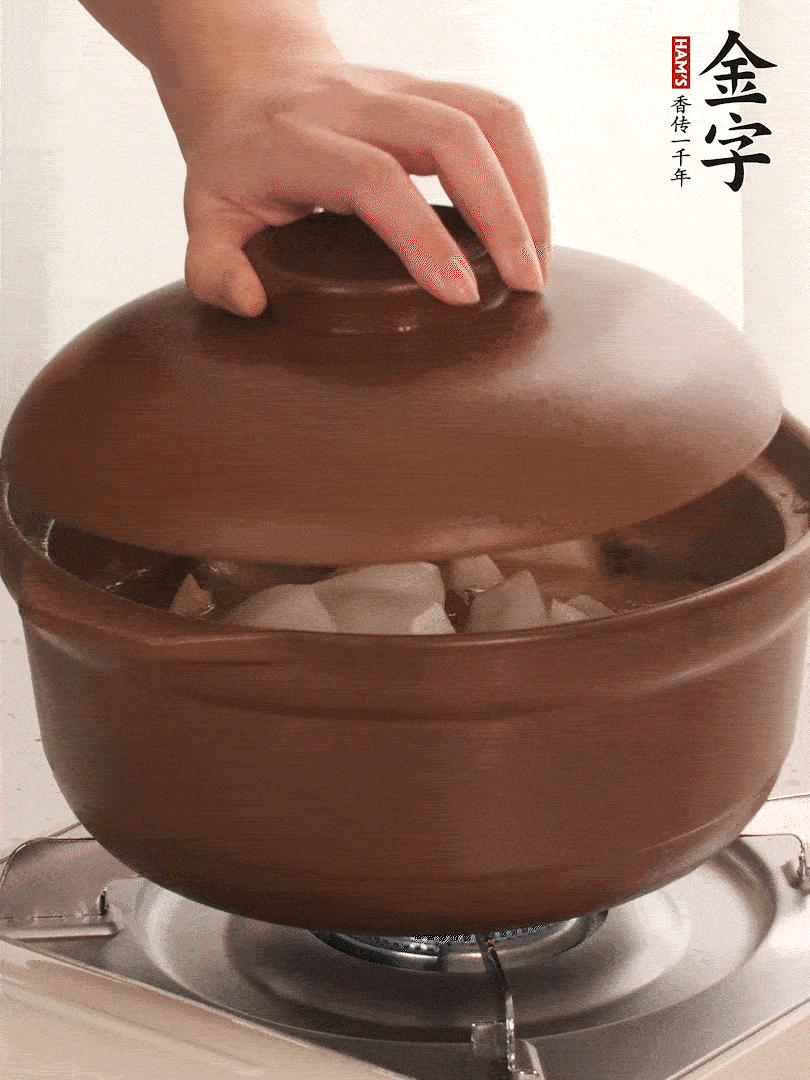 倒沒(méi)過(guò)食材的熱水，大火燒開(kāi)。蓋上蓋子轉(zhuǎn)中小火，燉15-20分鐘。等蘿卜煮到喜歡的軟爛度就可以關(guān)火。