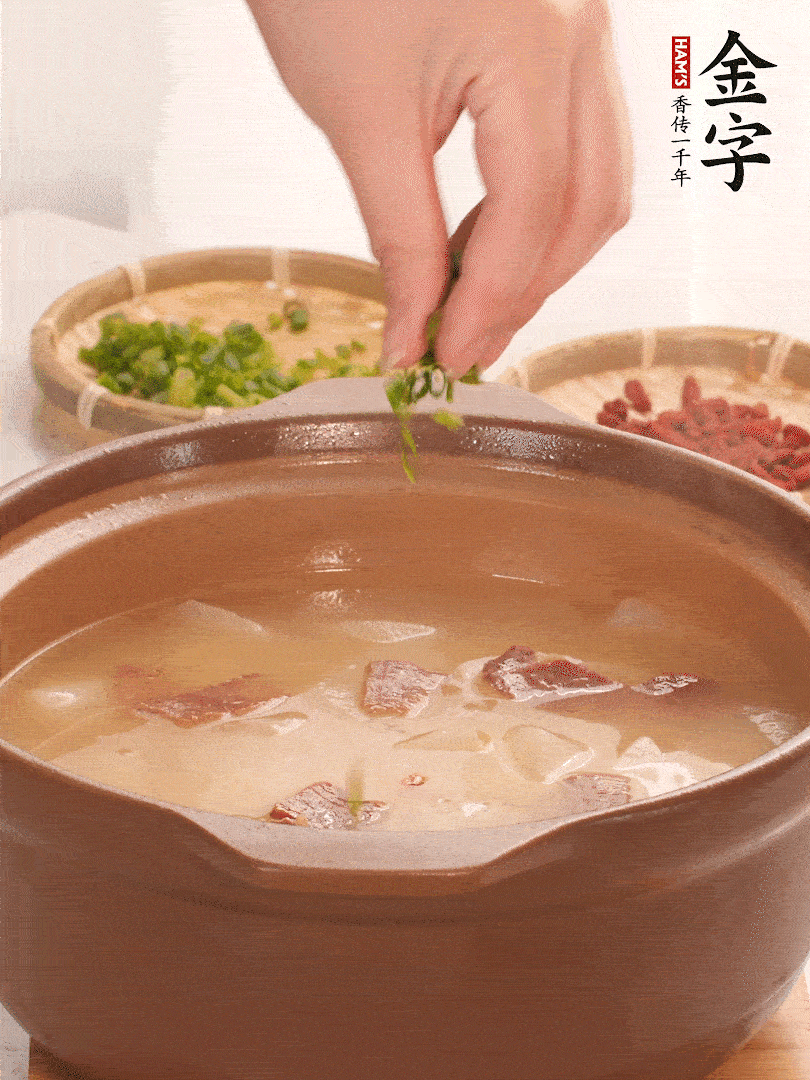 最后點(diǎn)綴點(diǎn)小蔥花、枸杞，增色提味。