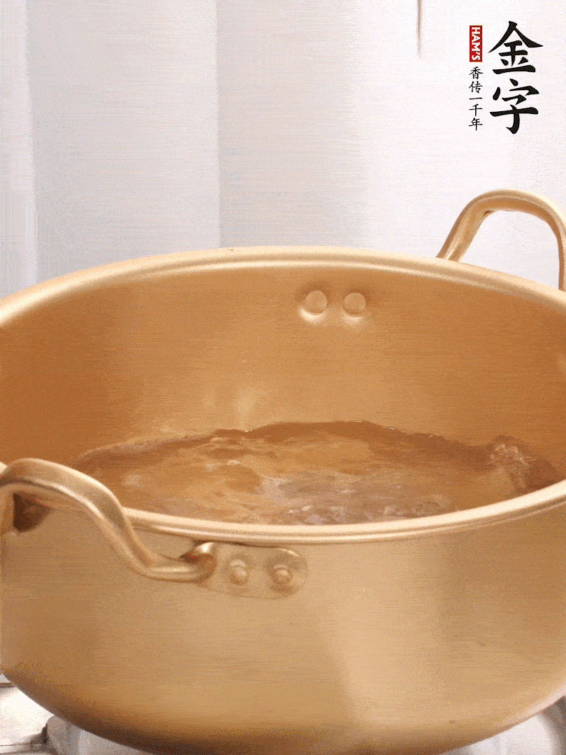 排骨加姜片、料酒，冷水下鍋焯水，撇去浮沫。