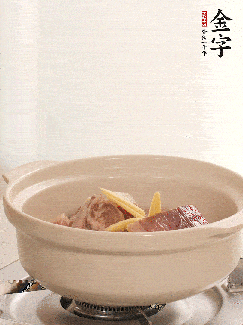 湯鍋放入排骨、火腿、姜，加適量水。煮開后轉(zhuǎn)小火燉40分鐘。