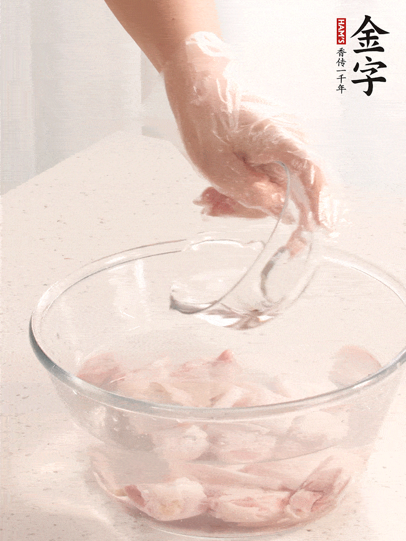 豬蹄除去雜毛、刮去油膩，斬成大塊，冷水浸泡半小時(shí)出血水，冷水下鍋，放入姜片、醋去腥，水燒開大約2分鐘，撈出。（白醋能夠讓豬蹄更白凈）