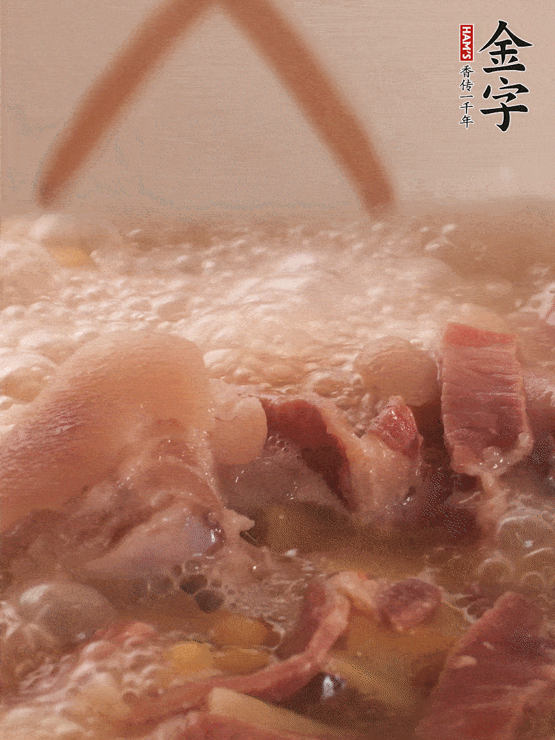 大火將水煮開后，蓋上鍋蓋，轉(zhuǎn)小火慢燉1個(gè)半小時(shí)。