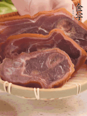 金字火腿蹄片溫水泡10分鐘。