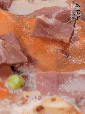 放適量料酒、清水煮到沸騰，再下蟹塊燜煮8分鐘。