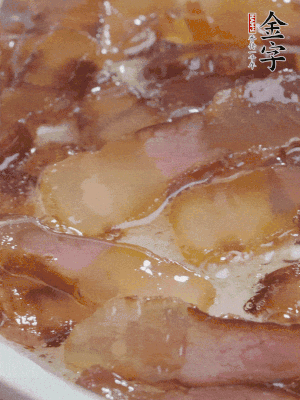 油5成熱，醬油肉煸香。