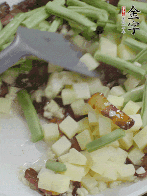 下蒜末、豆角、土豆塊翻炒。
