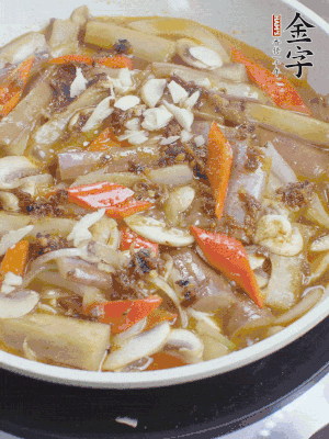 撒蒜末、香菜末。