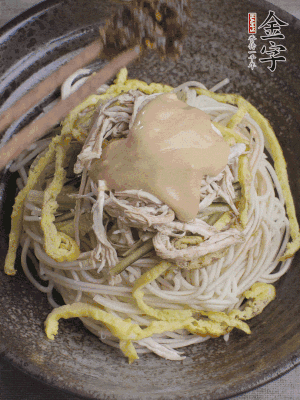 生抽1勺、醋1勺、芝麻醬1勺、金字火腿大師醬1勺。