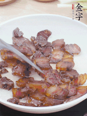 熱鍋少油，醬油肉煸出油脂，盛出。