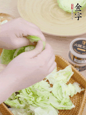 卷心菜掰成小片。
