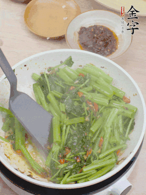 下空心菜炒軟。