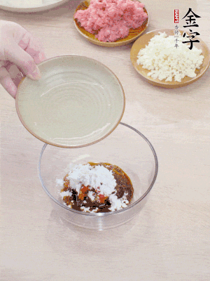 熱油起鍋，五花肉煸出油脂，表面微微發(fā)黃。