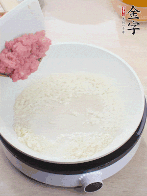 鍋內(nèi)熱油，蒜泥、牛肉泥炒至酥香。