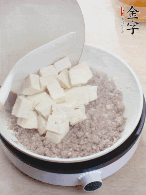 放豆腐翻拌均勻，倒料汁燜煮。