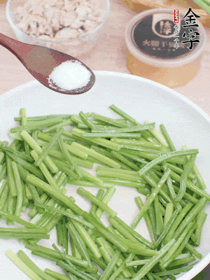 起鍋熱油，下韭菜苔炒至變色。加少許鹽。