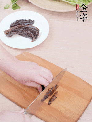 金字醬油肉下鍋煮10分鐘，切薄片。