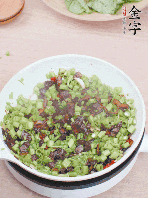 1勺生抽、1勺蠔油、1點(diǎn)點(diǎn)白糖調(diào)味。
