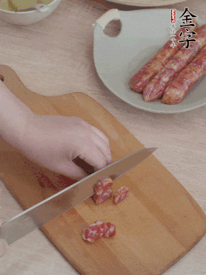 香腸切片。（圓片一點(diǎn)，不用很斜）