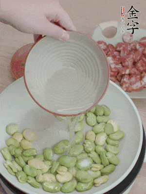 鍋中少油，下蠶豆略炒，加1/2勺鹽、一點(diǎn)糖、少許水炒勻。