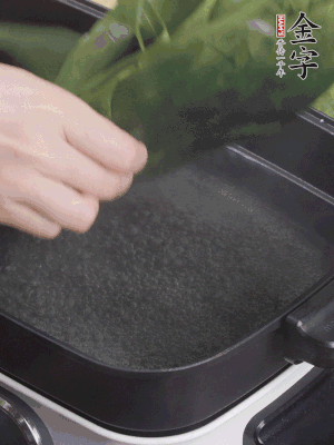 粽葉入沸水煮1分鐘，翻面再煮1分鐘，清洗干凈加水浸泡。
