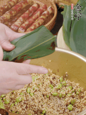 粽葉往下折，完全蓋住，兩側(cè)捏緊。