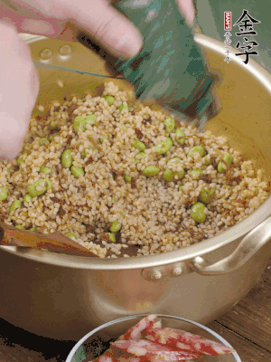 再附一張粽子，一齊向后折疊，線繩捆綁。