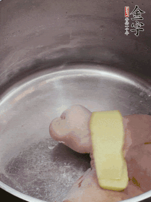 撈出洗凈后，加蔥姜、黃酒二遍焯水。